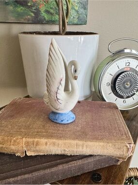 🪩Vintage 1960’s Porcelain Swan🪩